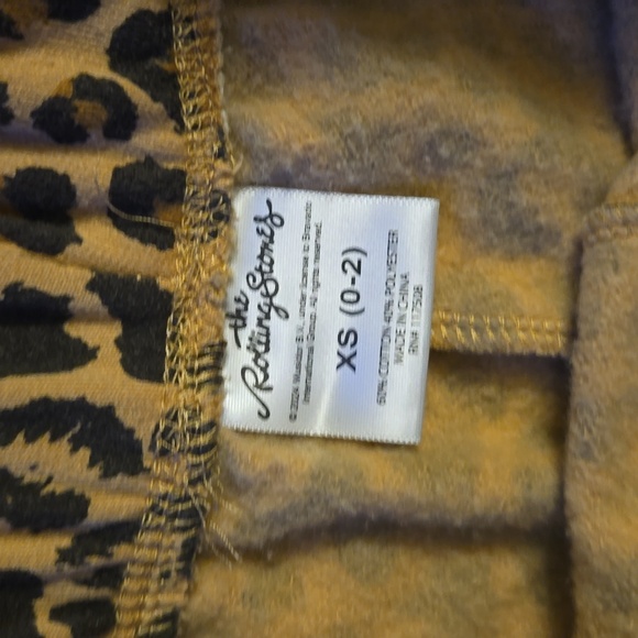 Jrs  Rolling Stones short set.   Grey top with leopard shorts with pockets. XS - Picture 2 of 4